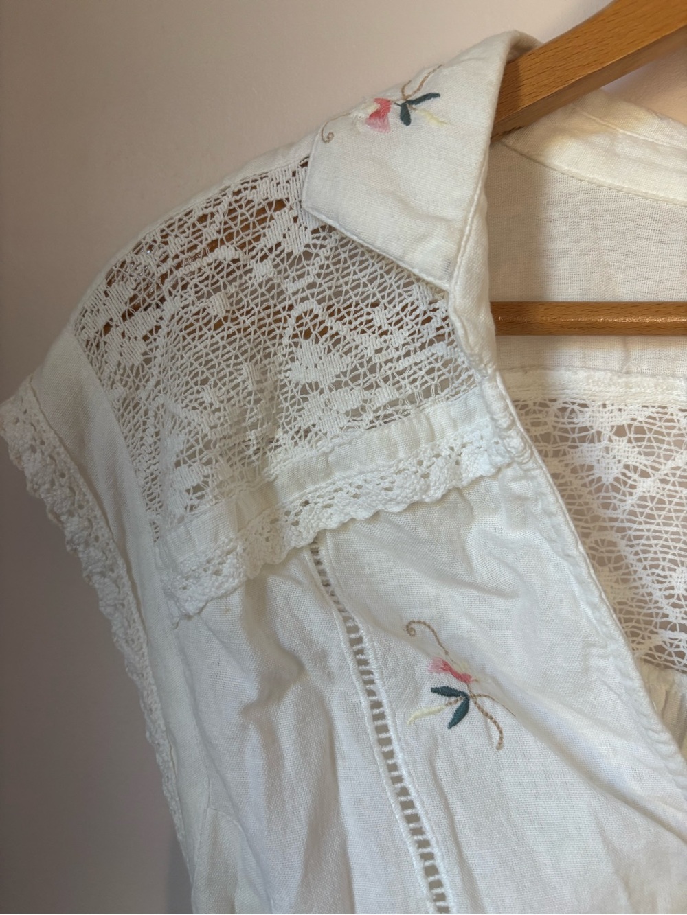 Free People S/P                       White Embroidered Lace V-Neck Women's Top - Picture 2 of 5